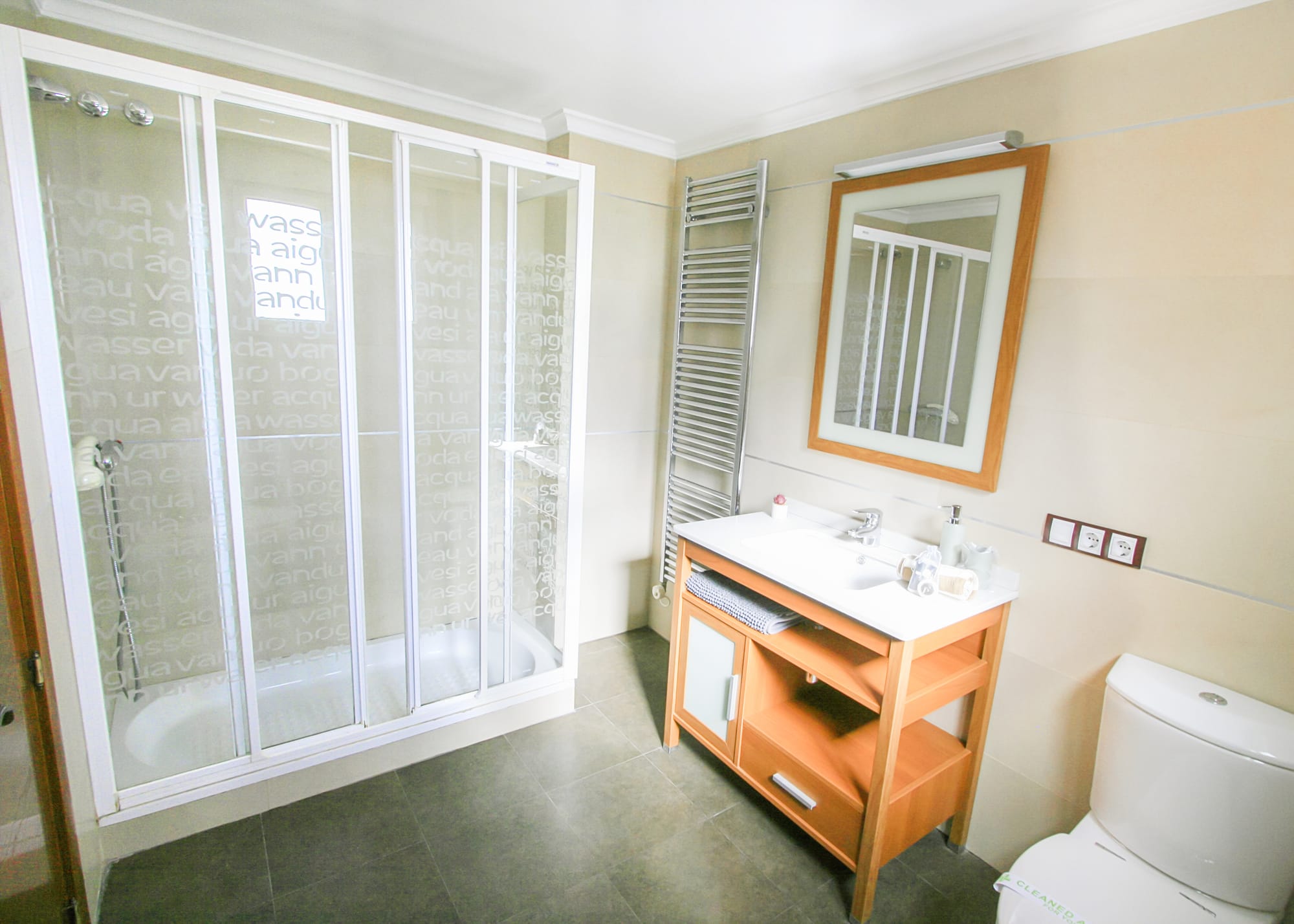 Baño — ducha y lavabo